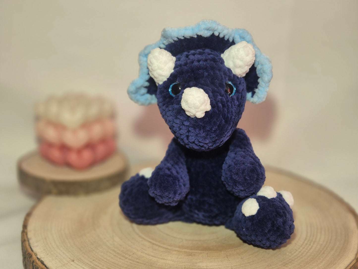 Triceratops Amigurumi gehäkelt – Dino Kuscheltier Handmade – Geschenk für Kinder – Häkelspielzeug Dinosaurier – Sicherheitsaugen