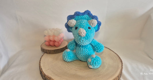 Triceratops Amigurumi gehäkelt – Dino Kuscheltier Handmade – Geschenk für Kinder – Häkelspielzeug Dinosaurier – Sicherheitsaugen